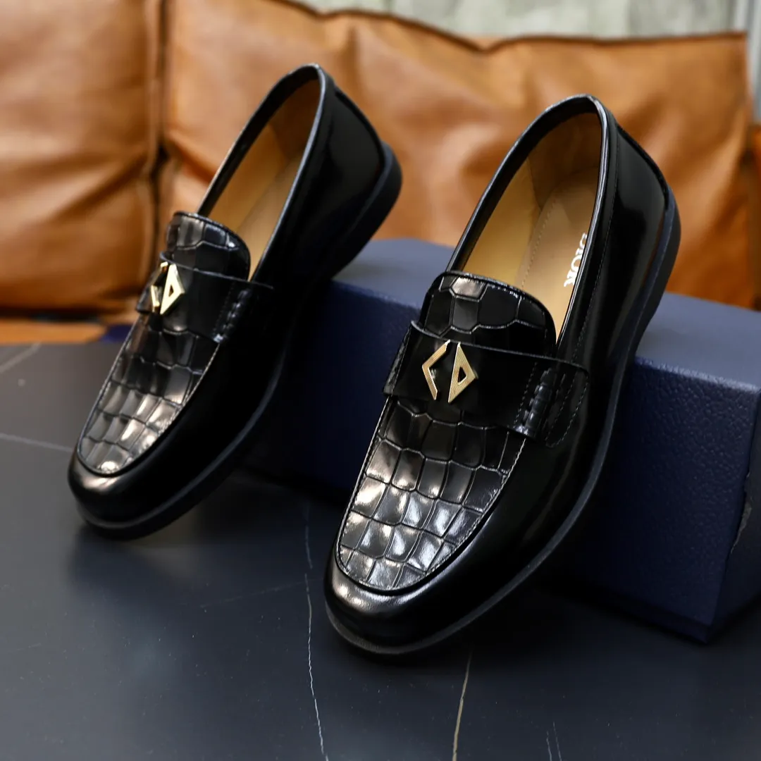Ex-factory price: 540🙅‍♂️🙅‍♂️🙅‍♂️ Brand: Dior DIOR Standard code: Men's code 38/44 (45 can be customized) Grade: Same as the official website Material: Original cowhide stitching, cowhide lining, original TPU wear-resistant soft outsole Style categories: Leisure and sports version, footwear for driving, young fashion, European and American trends, British style Color: actual picture color
